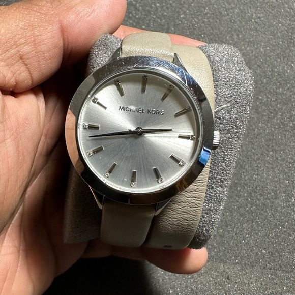 Michael Kors Ladies Quartz Watch Silver Tone Leather Strap Beige Working MK-2551 - Picture 1 of 9